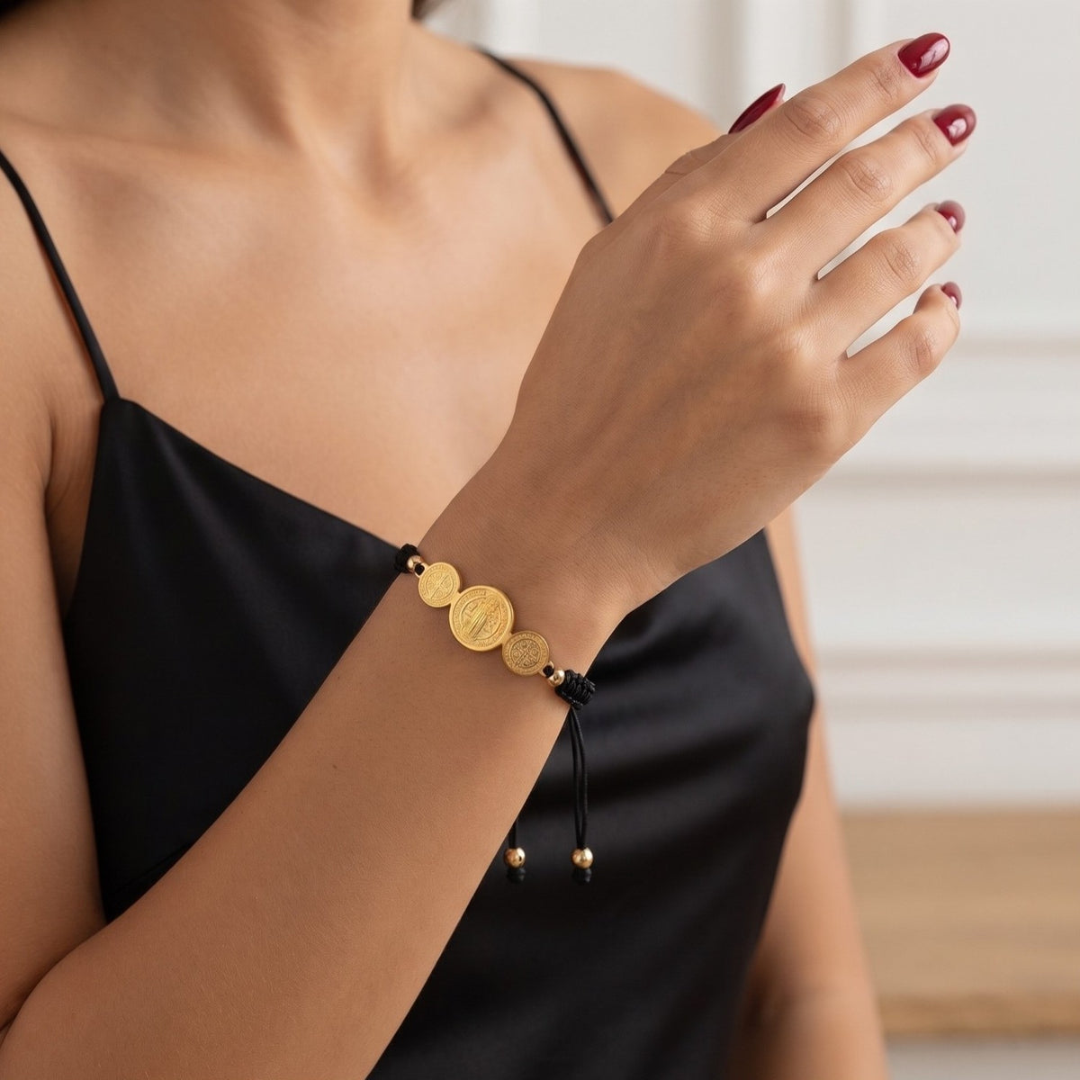 Pulseira São Bento com Medalhas em Corda Ajustável