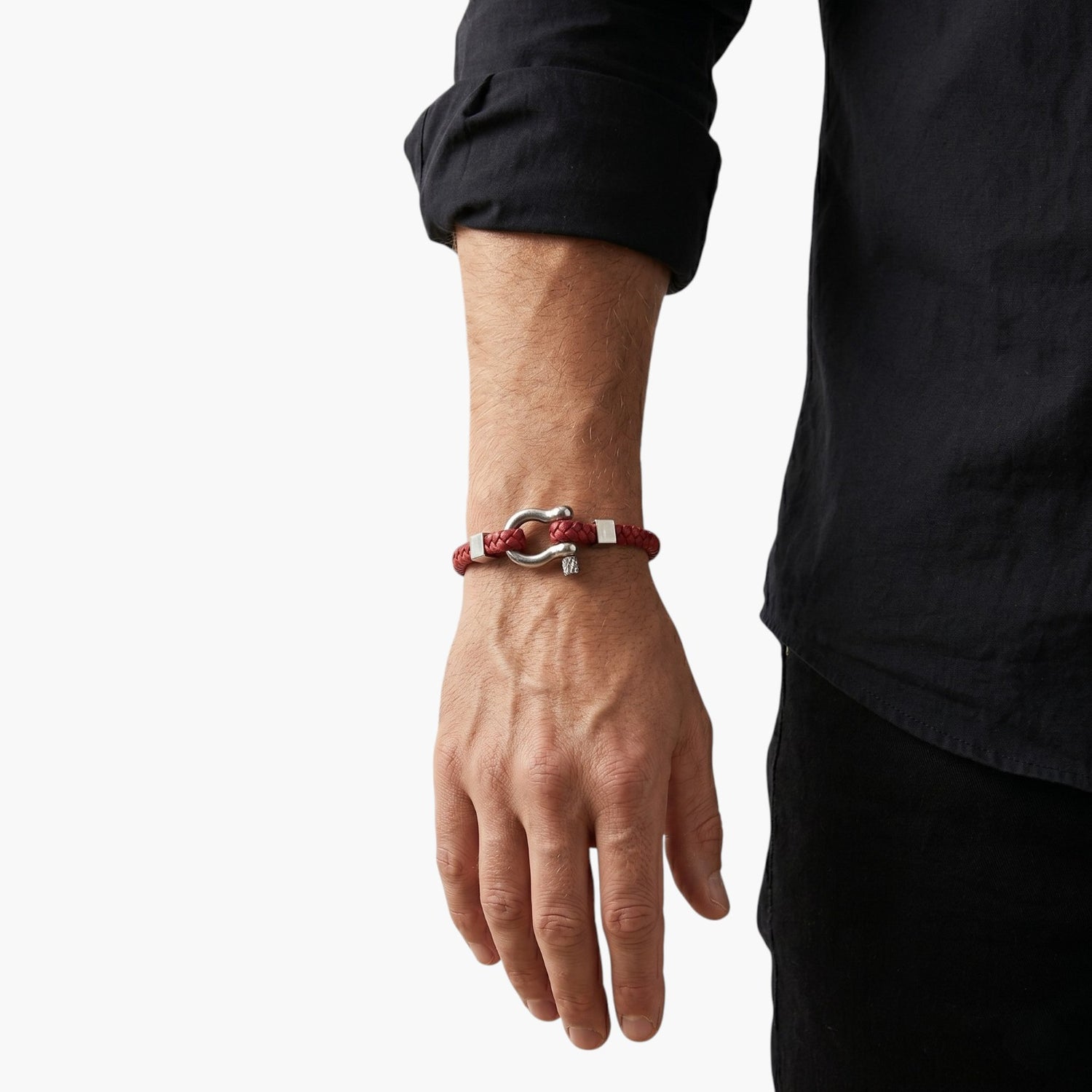 Pulseira Minimalista em Couro Trançado com Aço Inoxidável