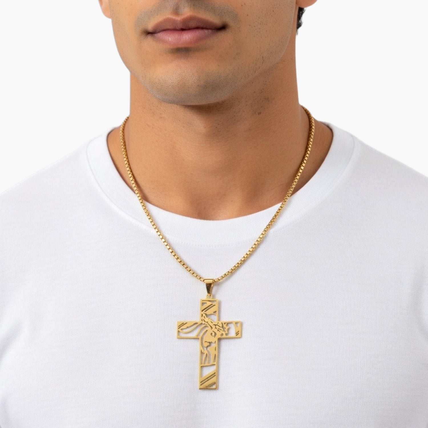 Colar Cruz Vazada em Aço Inoxidável