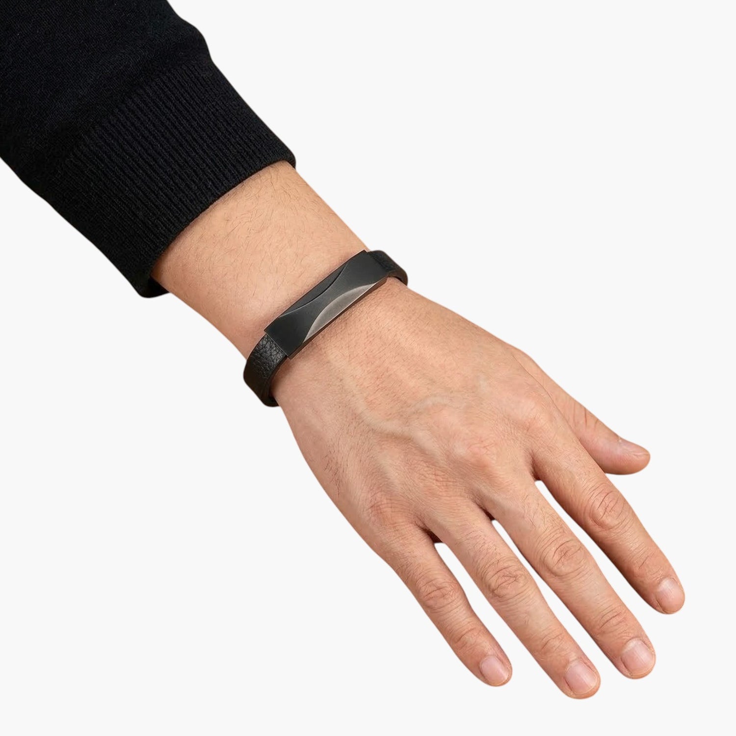 Pulseira de Couro com Padrão Geométrico em Aço Inoxidável