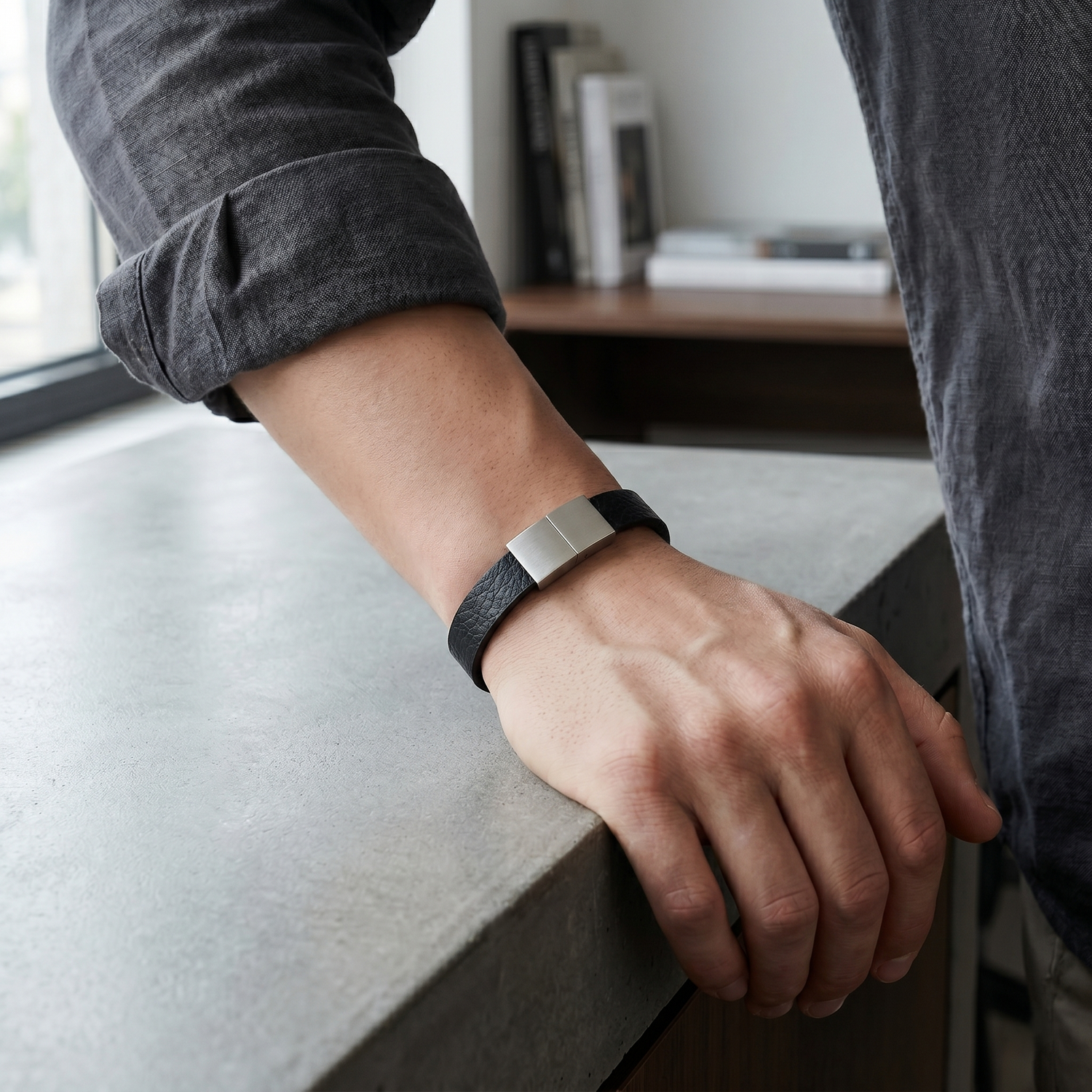 Pulseira Minimalista em Couro e Aço Inoxidável
