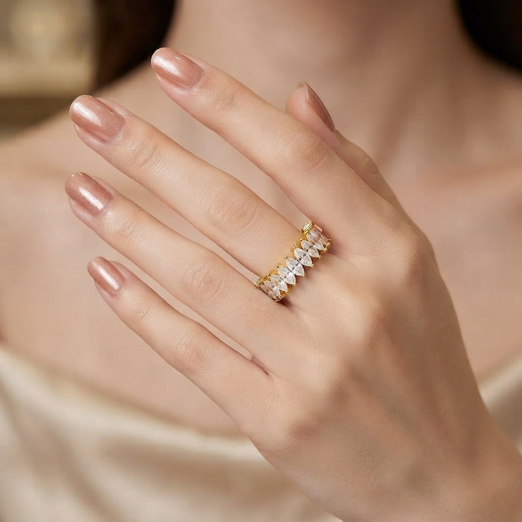 Anel Eternity Dourado com Zircónias Marquise