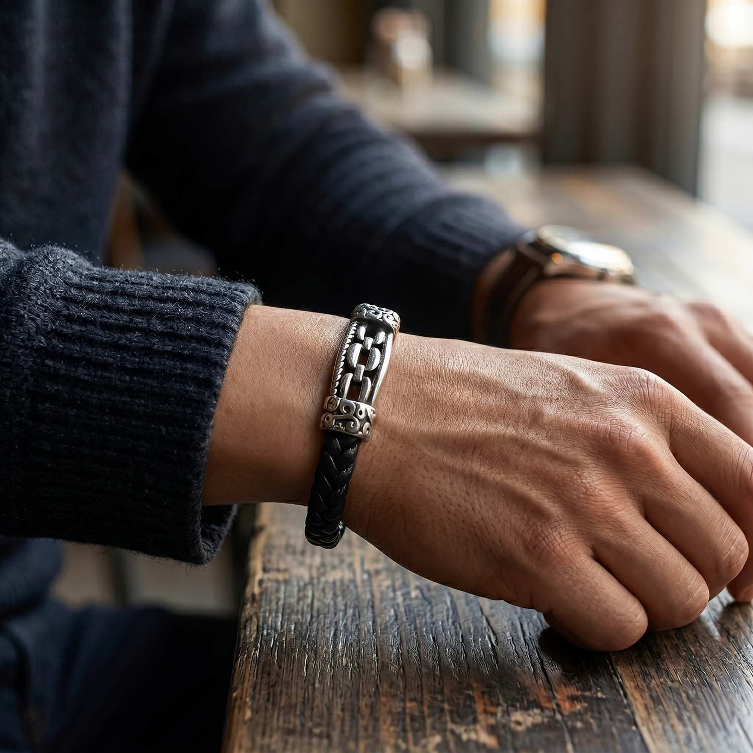 Pulseira de Couro Entrançado e Aço Inoxidável